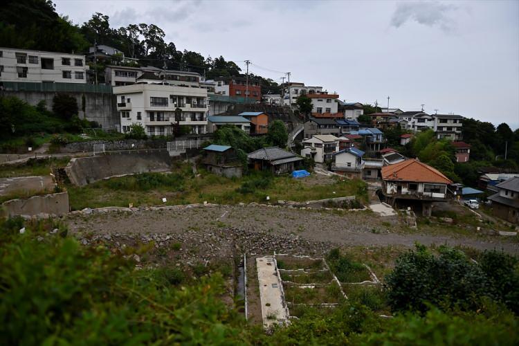 <p>Japonya'nın başkenti Tokyo'nun güneybatısındaki Şizuoka eyaletine bağlı Atami şehrinde geçen sene şiddetli yağmur sonrasında meydana gelen heyelan ve taşkında kaybolan ve hayatını kaybedenler yakınları tarafından yıl dönümünde anıldı. Fotoğrafta, şiddetli yağmur ve heyelan sonrası hasar gören binalar görülüyor.</p>

<p> </p>
