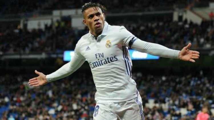 <p><strong>Fenerbahçe'den Mariano Diaz'a kanca!</strong></p>

<p>Yeni sezonun şampiyon kadrosunu kurmak için transfer harekatına devam eden Fenerbahçe'de önemli bir gelişme yaşandı. Fenerbahçe, Real Madrid'in Dominikli forveti Mariano Diaz için masaya oturdu. Real Madrid, Diaz ile yolları ayırmak için gelen tüm tekliflere kapısını açmış durumda.</p>

<p><strong>MASAYA OTURULDU</strong></p>

<p>Şu ana kadar Getafe ve Fenerbahçe'den teklif alan Mariano Diaz, Getafe'yi geri çevirdi. Fenerbahçe ile görüşmeler ise önemli bir noktaya geldi. Golcü oyuncunun menajeri David Aranda ile masaya oturan Fenerbahçe, oyuncudan 4 milyon Euro maaş talebiyle karşılaştı. Fenerbahçe ise bu istenen ücretin ödenemeyeceğini ancak tüm başarı bonuslarıyla birlikte 3 milyon Euro'luk bir maaşın geçerli olduğu bir teklifi iletti. Mariano ve menajeri, Fenerbahçe'nin son teklifi üzerine düşünmek için süre istedi.</p>
