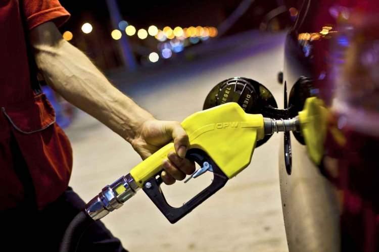 <p><strong>29 Haziran gecesi 2,5 TL gelen indirim sonrası 30 Haziran'dan itibaren geçerli olmak üzere de motorine 84 kuruşluk bir indirim daha geldi.</strong></p>
<p><strong>Motorin fiyatlarına gelen çifte indirim sonrası benzin fiyatlarına da bir indirim bekleniyor.</strong></p>
<p> </p>