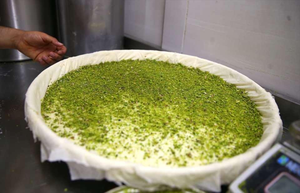 <p>Kentteki bir baklava üretim tesisinin Yönetim Kurulu Başkanı Levent Aktaş, AA muhabirine, işletme olarak "bayram modu"na geçtiklerini söyledi.</p>
<p> </p>