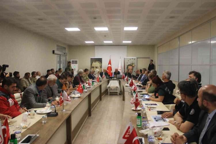 <p>Köylerde ciddi hasar olduğunu söyleyen Bakan Soylu “Kaymakamlarımız, il özel idaremiz, tüm kuruluşlar, köprüler, tahribatlar açısından kolları sıvamış durumdalar. En kısa zamanda köylerin ulaşımı da sağlanacak. Elektrik, su gitmeyen köylerimiz var ama sayısı az. İki köye elektrik, 37 köye su verilemiyor. Düzce’nin tam merkezinde bulunan TOKİ’nin yaptığı bin 220 dairelik alanda elektrik saatlerinin bulunduğu noktayı su bastı. Orada da elektrik idaresi ciddi bir çalışma ortaya koyuyor. </p>