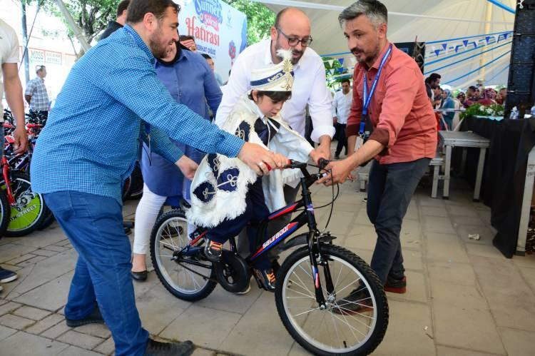 <p>Kahramankazan Belediye Başkanı Serhat Oğuz, çalınan Ankara havaları eşliğinde oynayan çocuklara eşlik ederken, sünnet olan tüm çocuklara bisiklet hediye etti.</p>
