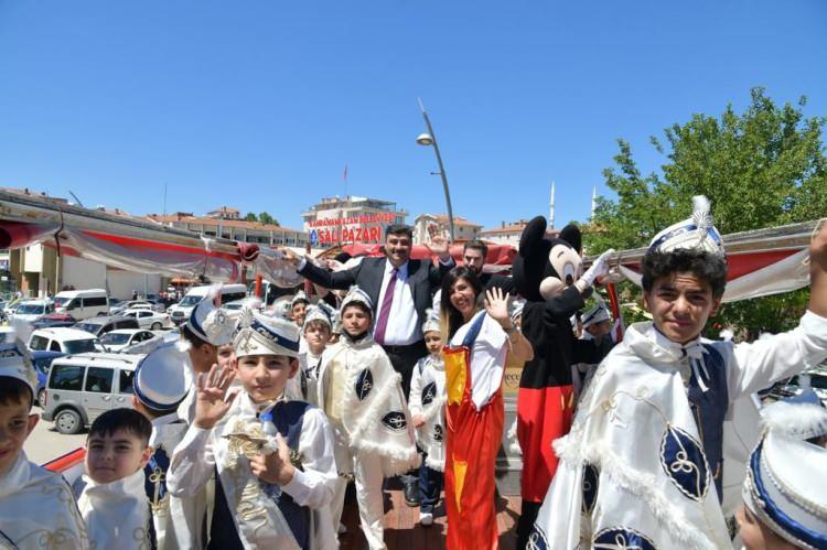 <p>Sünnetler, Kahramankazan Belediyesi Güvençli İbrahim Çavuş Kültür Evi'nde, uzman doktorlar tarafından gerçekleştirildi. Kahramankazan Belediyesi sünnet olan çocukların iyileşmelerinin ardından, onlar için bir eğlence programı düzenledi.</p>