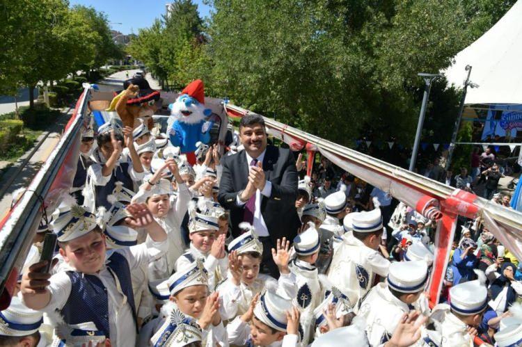<p>Program kapsamında ilk olarak çocuklar için üzeri açık otobüsle bir şehir turu gerçekleştirildi. Otobüsle ilçe halkını selamlayan çocuklara Kahramankazan Belediye Başkanı Serhat Oğuz da eşlik etti.</p>