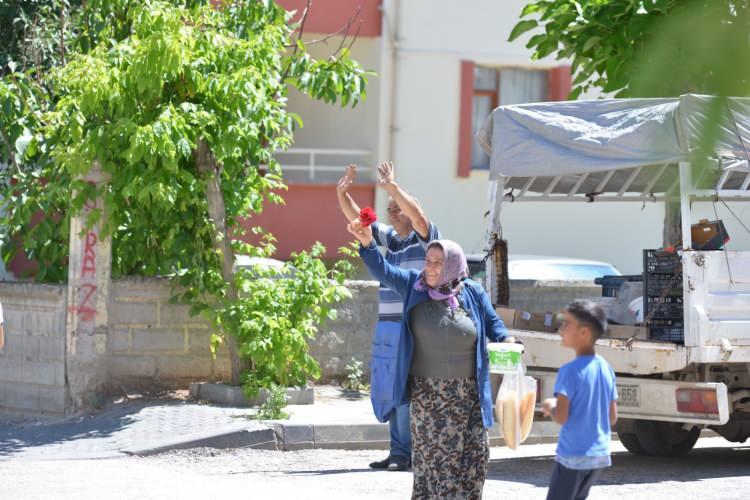 <p>“Ankara havasıyla coştular”<br />
Şehir turunun ardından çocuklar ve aileleri Milli Egemenlik Parkı’nda hazırlanan eğlence programına katıldı. Çocuklara burada pamuk şekeri, şeker ve mısır ikramında bulunulurken, palyaçolar ve maskotlar da çocukları yalnız bırakmadı.</p>
