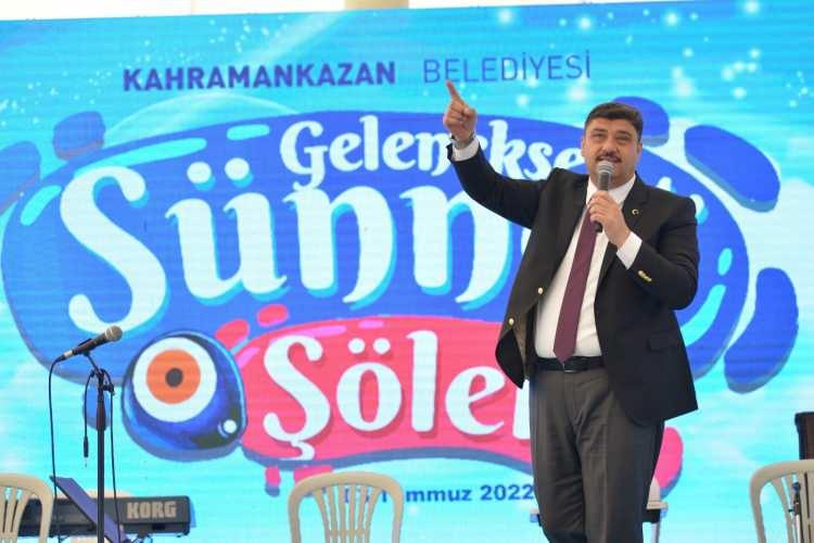 <p> Program kapsamında sanatçılar Mustafa Taş ve Ali Seven de söyledikleri türkülerle sünnet coşkusunu artırdı. Çocuklar ve aileleri burada çalınan Ankara havalarıyla oynayarak, doyasıya eğlendi.</p>