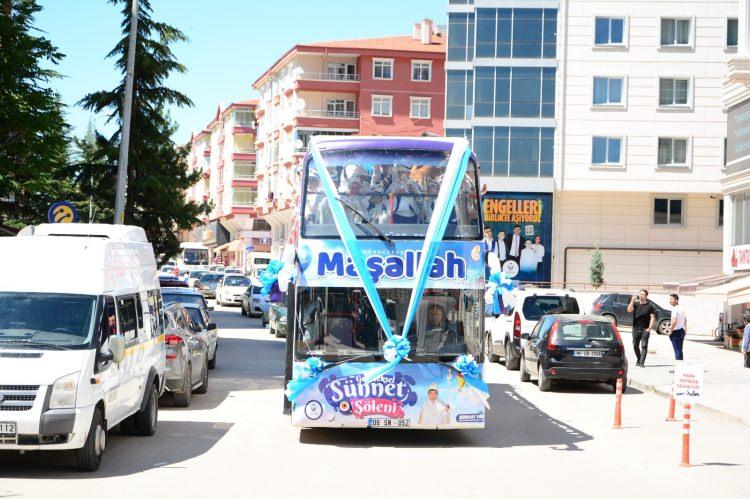 <p> Oğuz, “İlçemizde ikamet eden 2 yaş ve üzeri 300 çocuğumuz için ücretsiz sünnet hizmeti verdik. Özellikle ihtiyaç sahibi ve dar gelirli ailelerimize destek olmak için düzenlediğimiz sünnet şölenini geleneksel hale getireceğiz” dedi.</p>