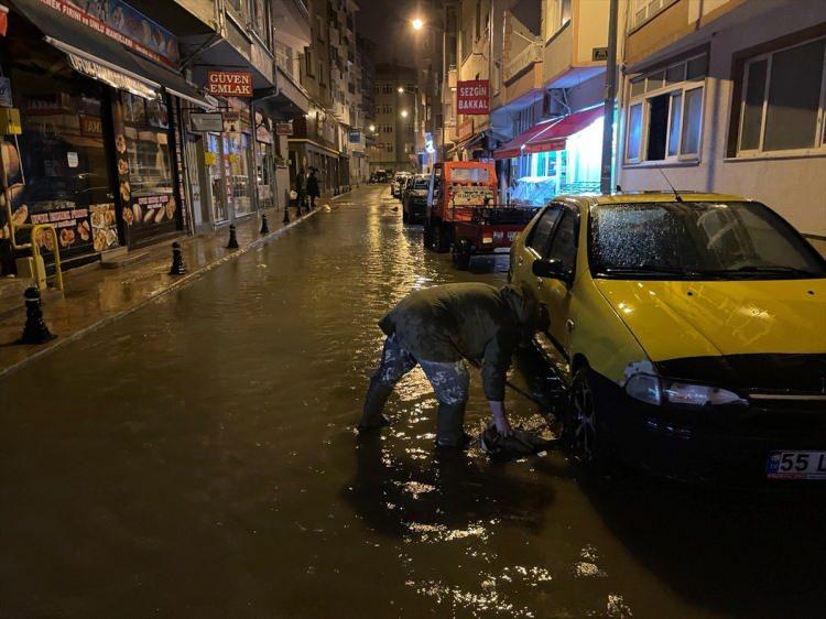 <p>Kent merkezinde bazı iş ev ve iş yerlerinin bodrum katlarına su doldu. AFAD, İl Özel İdaresi ile Sinop Belediyesi ekipleri, bodrum katlara dolan suyu boşaltma işlemi gerçekleştirdi. Yağış nedeniyle yol güzergahlarında da hasar oluştu. Ekipler, hasar gören bölgelerde iş makineleriyle çalışma yaptı.</p>