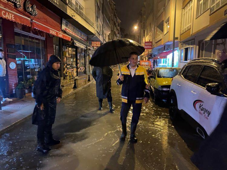 <p>Ayancık ve Türkeli ilçelerinde ise küçük çapta su baskınları yaşandı.</p>
<p>Bu arada Ayancık ilçesinde Babaçay köyü valilik kararıyla tedbir amaçlı boşaltıldı.</p>
<p>Köy sakinlerinin bir bölümü akrabalarının yanına bir bölümü ise ilçedeki bir yurda yerleştirildi.</p>
