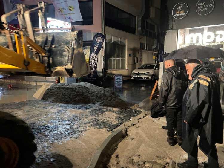 <p>Vali Erol Karaömeroğlu ise beraberinde İl Emniyet Müdürü Tarıkhan Çetiner, İl Jandarma Komutanı Kıdemli Albay Ferhat Kuran ve diğer ilgililerle su baskınlarının yaşandığı bölgelerde incelemelerde bulundu.</p>
<p> </p>