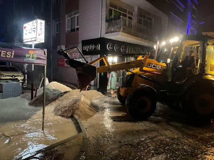 <p>Karaömeroğlu, ekiplerin çalışmalarını takip ederek vatandaşlara geçmiş olsun dileklerini iletti.</p>
<p> </p>