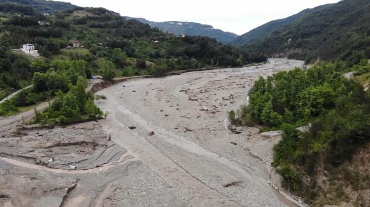 <p>Batı Karadeniz’de 27 Haziran 2022 Pazartesi günü yoğun yağışlar sebebiyle sel felaketi yaşanmış; birçok bölge selden etkilenmişti. Sel felaketine maruz kalan Kastamonu, Zonguldak, Düzce, Bolu, Karabük, ve Bartın’da devletin tüm kurumları, vatandaşın sıkıntısını gidermek ve derdini çözmek için acil olarak çalışmalarına başladı.</p>