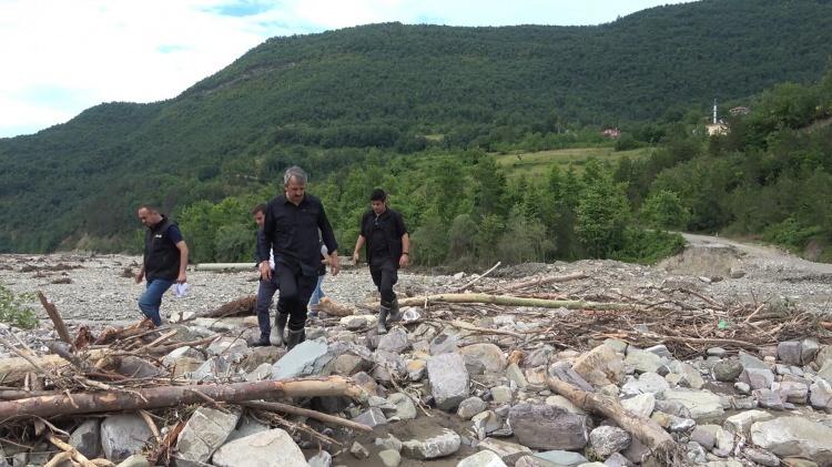 <p><strong>KASTAMONU</strong></p>
<p>Bakanlığın Yapı İşleri Müdürlüğü tarafından Kastamonu’nun Bozkurt, Merkez, Azdavay, Cide, Devrekani, Hanönü, İnebolu ilçelerinde meydana gelebilecek talepler için 20 ekiple hasar tespit çalışmalarına başlandığı, gelen ihbar ve talepler doğrultusunda 12 ilçe ve 60 köy/mahallede hasar tespit çalışmalarının tamamlandığı duyuruldu.</p>