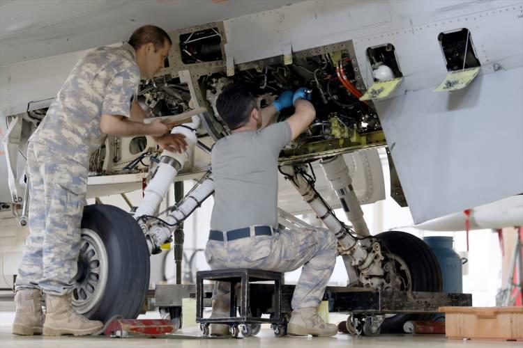 <p>Teçhizatlarını giyinen pilotlar, uçuşla ilgili dijital verileri aldıktan sonra ekiptekilerin, "iyi uçuşlar" temennisiyle uğurlanıp araçlarla uçaklarının başına gidiyor.</p>