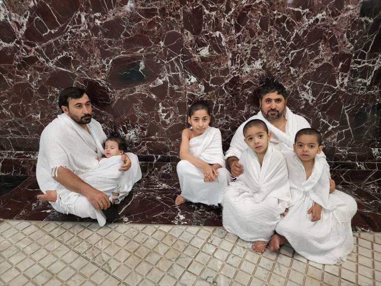 <p>Kimileri annesinin kucağında, babasının omzunda, kimileri ise ihramlarıyla yürüyerek Mescid-i Haram içerisinde tavaf ederken görülüyor.</p>