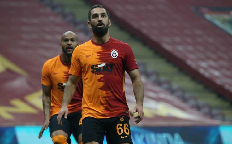 <p>"Galatasaray'ın kalitesinin altta olduğunu düşünüyorum. Çok doğru oyuncular gelmeli ve gitmeli. Oradaki herkes benim kardeşim ama iyi futbolcu olmak başka bir şey."</p>
