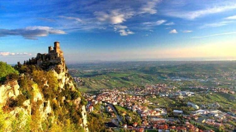 <p>San Marino/İtalya içerisinde minik bir şehir devleti olan San Marino, Türk vatandaşlarına vizesiz ancak ülkenin kendi havalimanı olmadığı için ilk durağınız İtalya olacak. İtalya topraklarından geçeceğiniz için Schengen vizesi gerekiyor.</p>

<p> </p>
