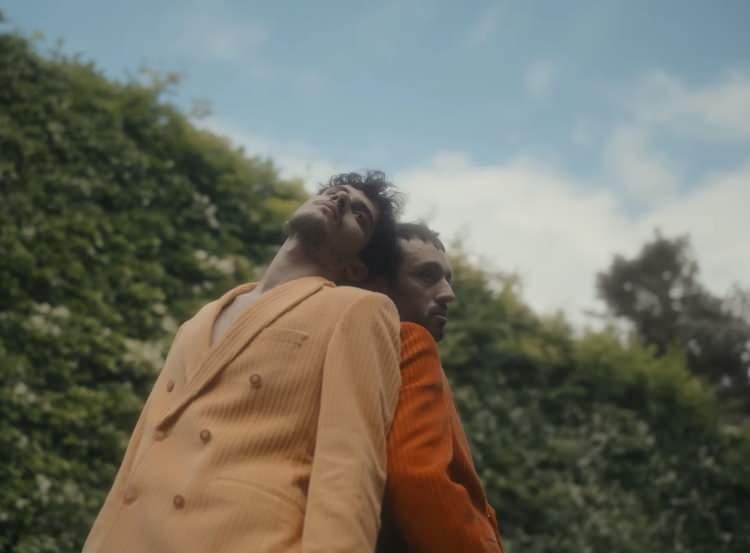 <p><strong>İki erkeğin birbirine olan yakınlığını konu alan klip gündem olurken RTÜK olaya el attı. </strong></p>
<p><span style="color:#FFFFFF"><strong></strong></span><a href="https://www.yasemin.com/"><span style="color:#FFFFFF"><strong>(Yasemin.com)</strong></span></a></p>
