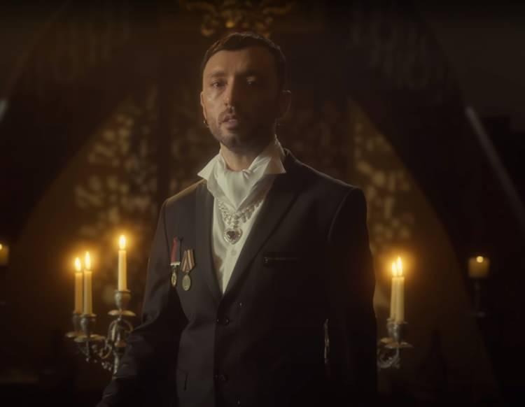 <p><strong>Tüm müzik kanallarını telefonla arayıp klibin yayınlanmaması için talimat veren Radyo ve Televizyon Üst Kurulu'nun bu kararını yandaş medya, karalayıcı başlıklarla yazdı.<em></em></strong></p>
<p><span style="color:#FFFFFF"><strong></strong></span><a href="https://www.yasemin.com/"><span style="color:#FFFFFF"><strong>(Yasemin.com)</strong></span></a></p>