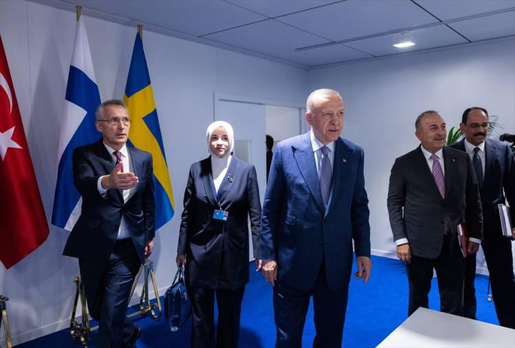 <p>Gerçekleştirilen dörtlü zirveden gelen ilk fotoğraflar adeta mesaj niteliği taşırken, kritik toplantıda Türkiye ile NATO heyetinin yan yana oturması ve İsveç ile Finlandiya heyetini karşılarına almaları gözlerden kaçmadı.</p>
