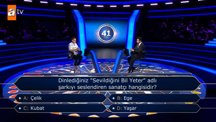 <p><span style="color:#000000"><strong>"Terzi kendi söküğünü dikemez" diyerek korku dolu anlar yaşayan Şeker, "Dinlediğiniz "Sevildiğini Bil Yeter" adlı şarkıyı seslendiren sanatçı hangisidir?" sorusuna yanıt vermekte zorlandı.</strong></span></p>
