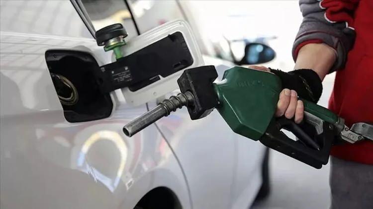 <p>Motorine 84 kuruşluk bir indirimin ardından benzin fiyatına da 1 lira 30 kuruşluk indirim bekleniyor.</p>