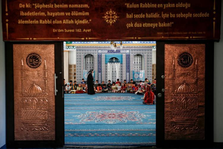 <p>Diyanet İşleri Başkanlığınca bu yıl düzenlenen yaz Kur'an kursları ile Güneydoğu Anadolu Bölgesi'ndeki camilerden çocuk sesleri yankılanıyor.</p>
