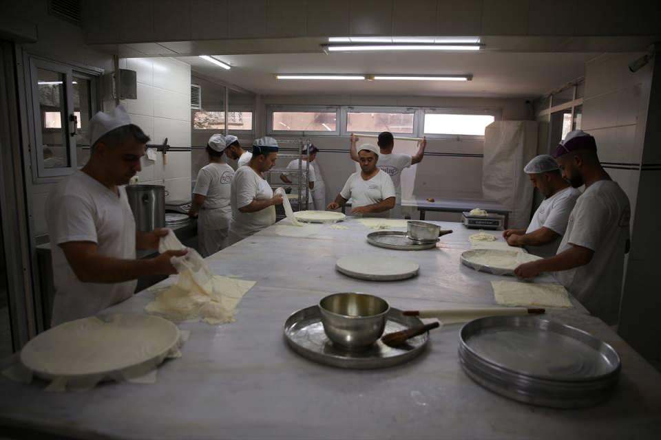 <p>Baklavacılar bayramda, Türkiye'nin hemen hemen her bölgesinden ve yurt dışında genellikle gurbetçilerin bulunduğu bölgelerden internet üzerinden sipariş de alıyor.</p>
<p> </p>