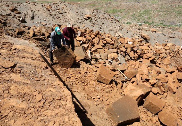 <p>Taş çıkarırken kullandığı manivelanın 25, balyozun da 4 kilogram olduğunu anlatan Gürgüz, "Ağır bir iş. Hiçbir makine ve teknolojik ekipman kullanmadan bilek gücüyle taşları çıkarıyoruz. Akşama kadar kavurucu sıcaklığın altında balyoz sallıyoruz. Ailemizin rızkı için bunu yapıyoruz. Taşlar, yazın serin kışın ise sıcak tutma özelliğine sahip." diye konuştu.</p>