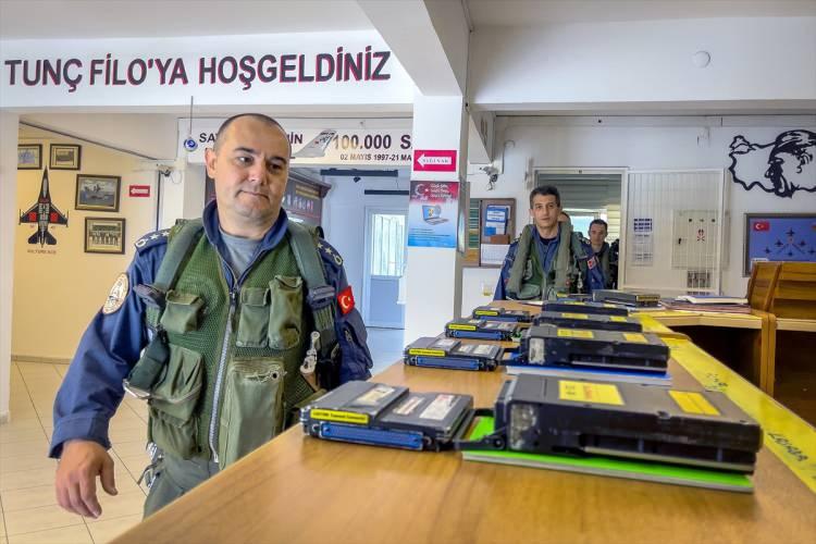 <p>Sınırdaki devriye faaliyeti süresince haksız ihlallere anında karşılık veren ve uzun süreli uçuşlarda havada yakıt ikmali de gerçekleştiren F-16 pilotları, hür türlü hava koşulunda 7 gün 24 saat görev alıyor.</p>
