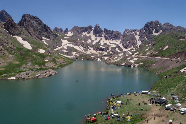<p>Hakkari'nin Yüksekova ilçesindeki 3 bin 400 rakımlı Sat Buzul Göllerinde düzenlenen 4. Cilo Festivali başladı.</p>
