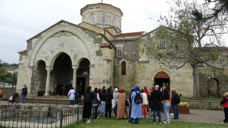 <p>Zeki Apalın, yaptığı açıklamada “Düzenli olarak bu bölgeye tur yapan bir firmayız. Ben de onların rehberiyim ve getirdiğimiz herkes Ayasofya’yı beğenir. </p>
