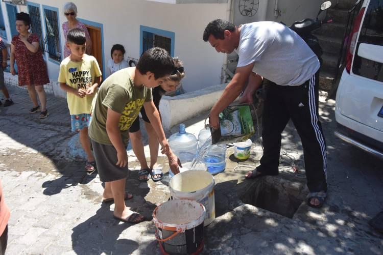 <p>MUSKİ'DEN AÇIKLAMA</p>
<p>MUSKİ’den konuya ilişkin yapılan yazılı açıklamada, "Yakaköy Mahallesi'nde artan nüfusla beraber mevcut depoyu besleyen su kuyularının yetersiz gelmesi ve mevcut şebeke hatlarının kullanım debisini karşılamaması nedeniyle gerekli çalışmalara başlanılmıştır. </p>
