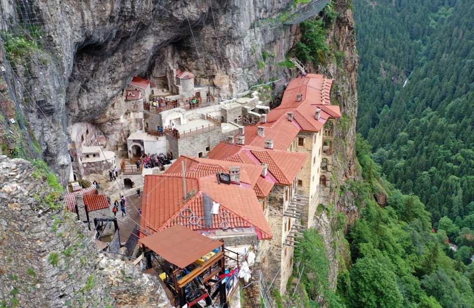 <p><strong>"Yeşilin her tonunu görmek mümkün"</strong></p>
<p>Hayriye Korkmaz da Sümela Manastırı'nı çok beğendiğini dile getirerek, "Burada yeşilin her tonunu görmek mümkün. Yeşilin ve Sümela'nın merakıyla ziyarete geldim ve doymuş olarak dönüp gideceğim. Burası gerçekten çok güzel." değerlendirmesinde bulundu.</p>