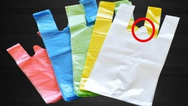 <p>Naylon poşetlerin ortasındaki bu delikler ne işe yarar? Bu deliler poşetleri asmak için kullanılır. Böylece poşetler asılı oldukları yerden kolayca alınabilir. Genelde market ve pazarlarda satıcıların bu şekilde kullandıklarını gözlemleyebilirsiniz.</p>
<p> </p>