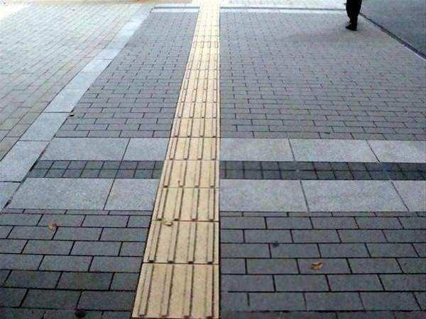<p>Bu sarı çizgiler görme engelli insanların hayatlarını kolaylaştırmak için yapılmış yol çizgileridir.</p>