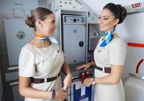 <p>Az çok etrafı gözlemleyen ve uçak seyahatleri konusunda tecrübeli bir kimse iseniz bu olayı mutlaka farketmişsinizdir. Bu konuyu bilmeyen birçok insan hosteslerin bunu bilmeyerek yaptığını ya da yolculara karşı bir hareket olduğunu düşünüyorlar.</p>