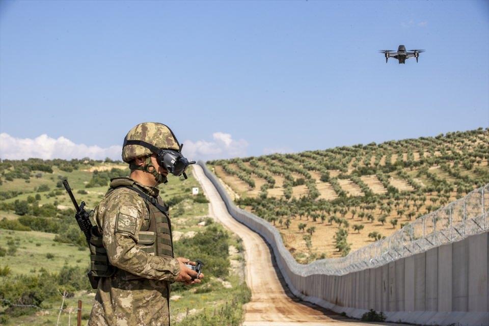 <p>Hudut kartalları, termal kamera, lazer mesafe bulucu, gündüz kamerası, GPS alıcısı ve dijital manyetik pusula gibi birimlerin entegre edildiği sistem sayesinde sınır hattında ortaya çıkabilecek her türlü olumsuzluğu erken tespit etme kabiliyetini elde ediyor.</p>
<p> </p>