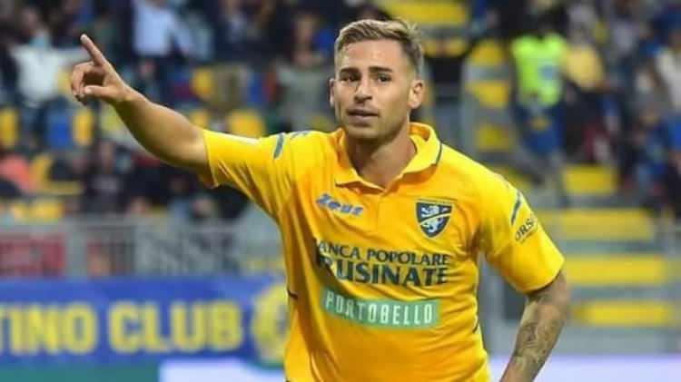 <p><strong>Karagümrük Matteo Ricci ile ilgileniyor</strong></p>

<p>Pirlo’ya sükse yapacağı bir kadro kurmaya çalışan Karagümrük, Serie B’de mücadele eden Frosinone takımının orta saha oyuncusu Matteo Ricci ile ilgileniyor.</p>

<p>Andrea Pirlo’nun takımın başına gelmesi ile birlikte transfer çalışmalarına tüm hızıyla devam eden Fatih Karagümrük, İtalyan medyasında yer alan bilgilere göre Serie B’de mücadele eden Frosinone takımının orta saha oyuncusu Matteo Ricci ile ilgileniyor. Arjantinli yıldız futbolcu Lucas Biglia’nın Başakşehir’e transfer olmasının ardından bu bölgeye takviye yapmak isteyen Kırmızı-Siyahlılar’da İtalyan teknik adam Pirlo’nun, Ricci transferi için ön ayak olduğu söyleniyor. Roma altyapısından yetişen Matteo Ricci, geçtiğimiz sezon başında Frosinone’ye transfer olurken, yeni sezonda Karagümrük forma ihtimali oldukça yüksek.</p>

<p><strong>6 gole katkı yaptı</strong></p>

<p>Serie B’de takımıyla 31 lig maçına çıktı. 28 yaşındaki futbolcu, geçtiğimiz sezon toplamda 2 bin 254 dakika sahada kalırken, 2 gol ve 4 asistlik performans sergiledi. Ricci bu mücadelelerde 11 kez de sarı kart gördü.</p>
