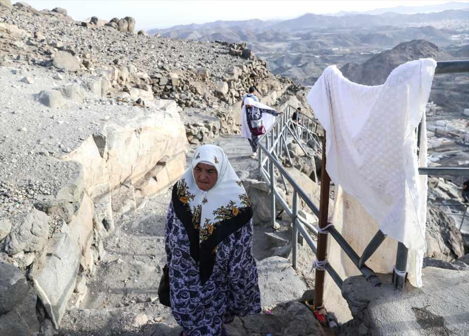 <p>"Lebbeyk Allahümme lebbeyk, lebbeyke la şerike leke lebbeyk (Buyur Allah'ım emrindeyim, senin eşin ve benzerin yoktur Allah'ım)" telbiyesiyle Mescid-i Haram'a giden hacı adayları, burada ilk dualarını ediyor.</p>

<p> </p>
