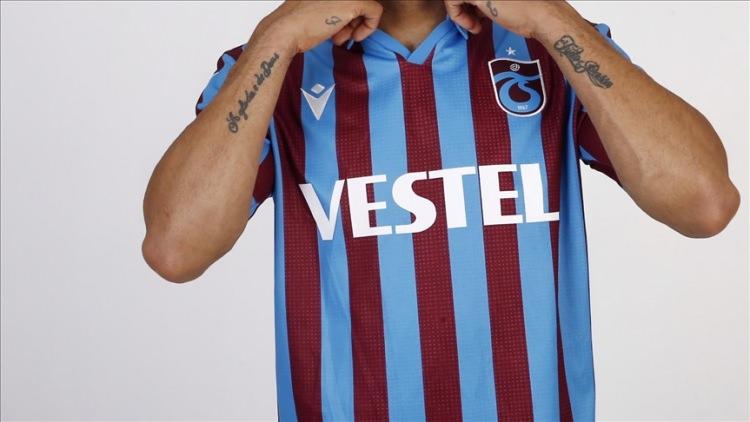 <p>Forma göğüs sponsoru değişmeyen bordo mavililer yeni sözleşmeye göre ilk yıl kasasına 33 milyon TL+KDV koyacak. Trabzonspor’un Vestel ile olan anlaşmasında fiyat bir önceki sezondaki tutara TÜFE-ÜFE ortalaması kadar artış ilave edilerek devam edecek.</p>
