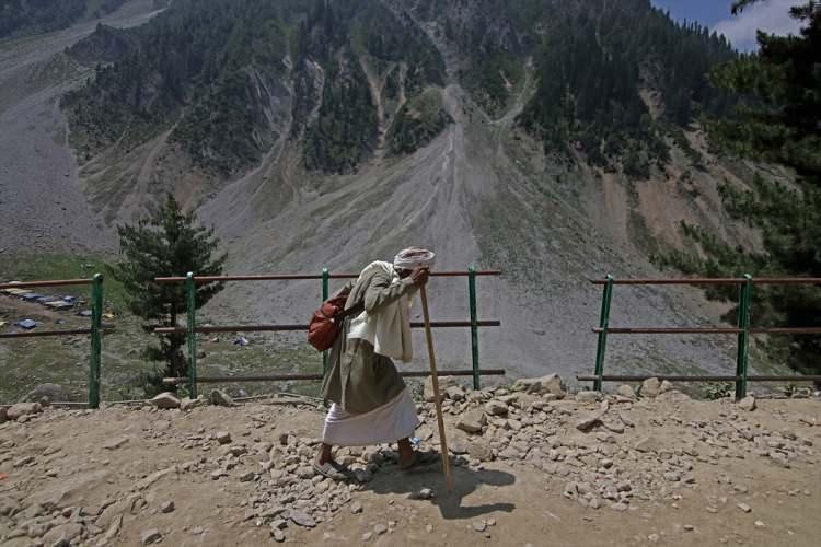 <p>4 bin metre yüksekliğinde Şri Amarnath Tapınağı’nda son bulan tehlikeli hac yolculuğu ile hacı olmak isteyen Hindular her yıl Keşmir’de, Himalaya Dağlarının Müslümanların yaşadığı kesiminde yer alan ve kutsal sayılan tapınağa gitmek üzere 34 km'lik bir yolculuğa çıkıyorlar.</p>

