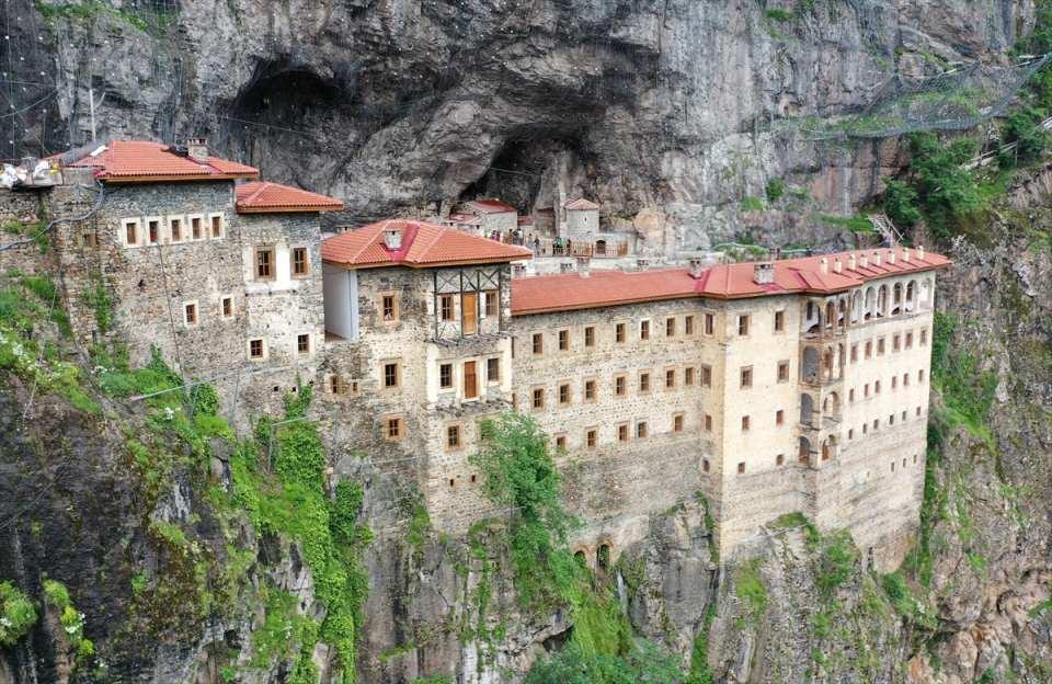 <p>Ailesiyle Manisa'dan gelen İsa Güngör de Karadeniz turu kapsamında Sümela Manastırı'nı ziyaret ettiklerini belirterek, "Görmeyenler için tavsiye ediyorum. Gerçekten güzel yerler." dedi.</p>
<p> </p>