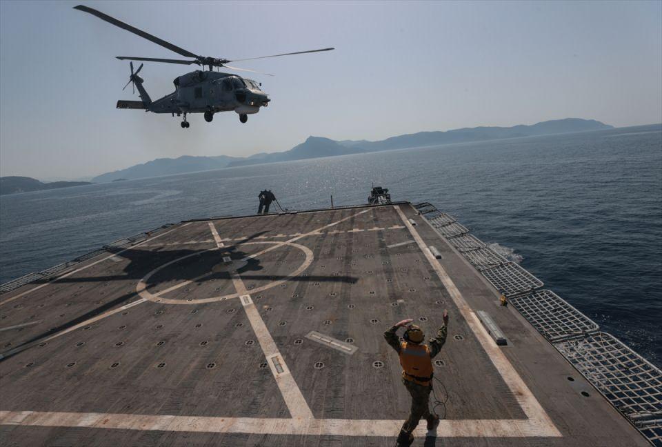 <p>Genel durum bozukluğu olduğu değerlendirilen ve acil olarak tam teşekküllü hastaneye sevki gereken bir kazazede ise ilk müdahalenin ardından gemiye inen bir helikopterle sevk edildi.</p>

