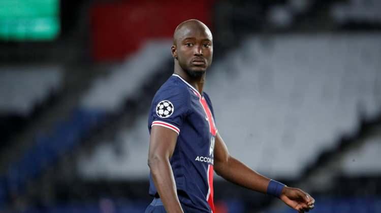 <p><strong>Fenerbahçe'de orta saha için son aday Danilo Pereira!</strong></p>

<p>Portekiz basını, Fenerbahçe'nin PSG’li Danilo için harekete geçtiğini yazdı. Fransız ekibi, 30 yaşındaki orta saha oyuncusunu satmaya hazır.</p>

<p>Record Gazetesi, Jesus’un vatandaşını Fenerbahçe’de görmek istediğini yazdı.</p>

<p><strong>Kadroda düşünülmüyor</strong></p>

<p>30 yaşındaki futbolcu, sezonun son haftalarında yaptığı açıklamada kariyerini PSG’de sürdürmek istediğini söylemişti. Ancak Le Parisien Gazetesi, Fransız ekibinin gönderilecek oyuncular listesinde Danilo’nun da yer aldığını yazdı. Luis Campos önderliğinde futbolda yeni bir yapılanmaya giden, teknik direktör Pochettino ile yolları ayırmaya hazırlanan PSG’nin, Portekizli yıldız için gelecek teklifleri değerlendireceği belirtildi. Fransız devinin orta sahaya ilk transferini de Renato Sanches ile yapması bekleniyor.</p>
