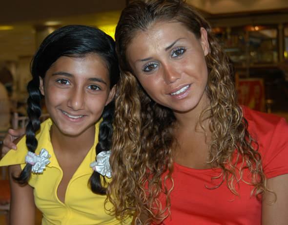 <p><span style="color:#B22222"><strong>Ceylan'ın kızı Melodi geçirdiği estetik operasyonlarla adeta bambaşka biri oldu. </strong></span></p>