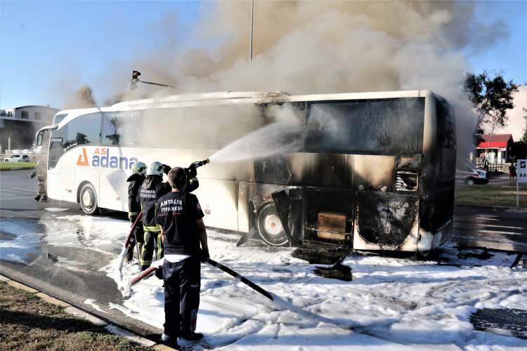 <p>Antalya’da yolcu almak için otogara giden şehirlerarası yolcu otobüsü alev alev yandı. Can kaybının yaşanmadığı olayda otobüs kullanılamaz hale geldi.</p>