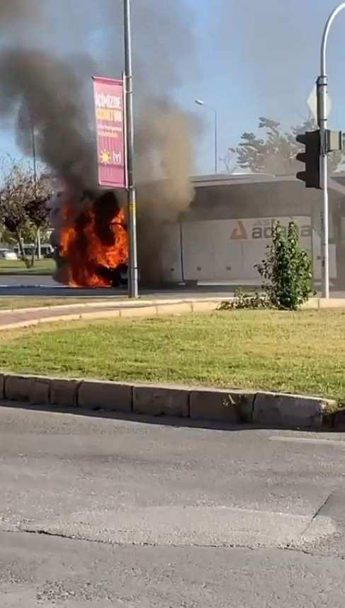 <p>Olay, Kepez ilçesi Antalya Bulvarı Otogar Kavşağı üzerinde meydana geldi. Edinilen bilgiye göre; Hakan T. yönetiminde bulunan 01 AHR 480 plakalı otobüs akşam saat 21.00’da Antalya-Adana seferinin yolcularını almak üzere sanayiden otogara doğru yola çıktı.</p>