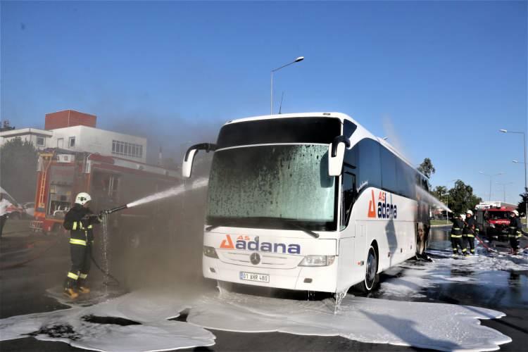 <p>Çok sayıda ekip müdahale etti<br />
Otobüs çıkan dumanların ardından bir anda alevlere teslim oldu. Alev alev yanan otobüse ekipler kısa surede müdahale etti. Şoför ve muavinler ise olaydan yara almadan kurtuldu.</p>