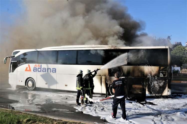 <p>Çok sayıda itfaiye ekibinin müdahale ettiği yangın köpüklü su kullanılarak kısa surede söndürüldü. Yangında otobüsün motor kısmı ve yarısı yanarak kullanılamaz hale geldi.</p>